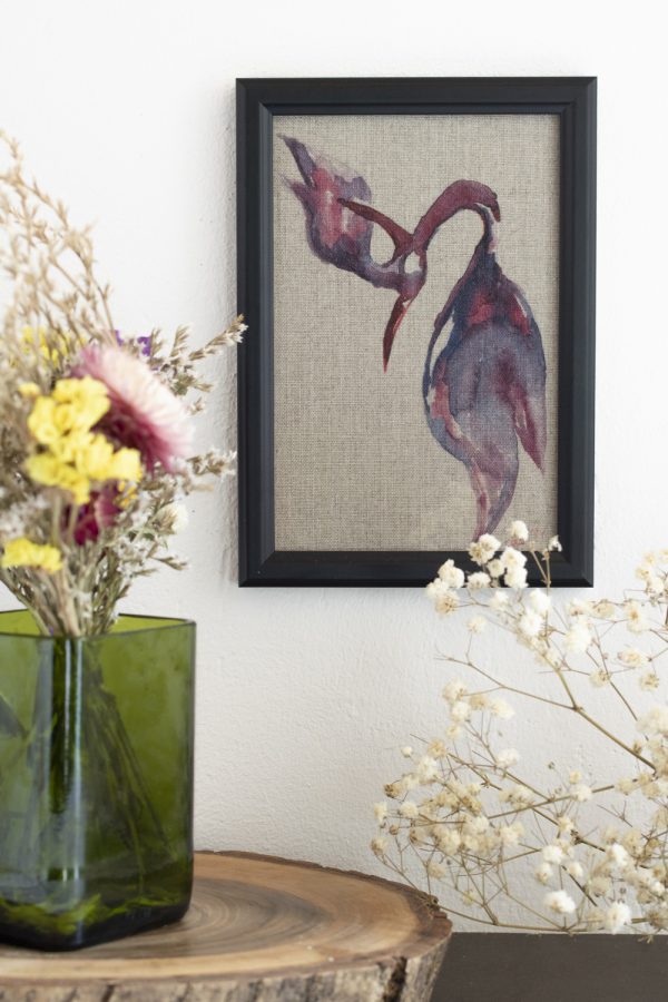 Dzikie Twory - akwarelowa grafika w ramce, na tkaninie lnianej - Fioletowy kłaniający się żuraw