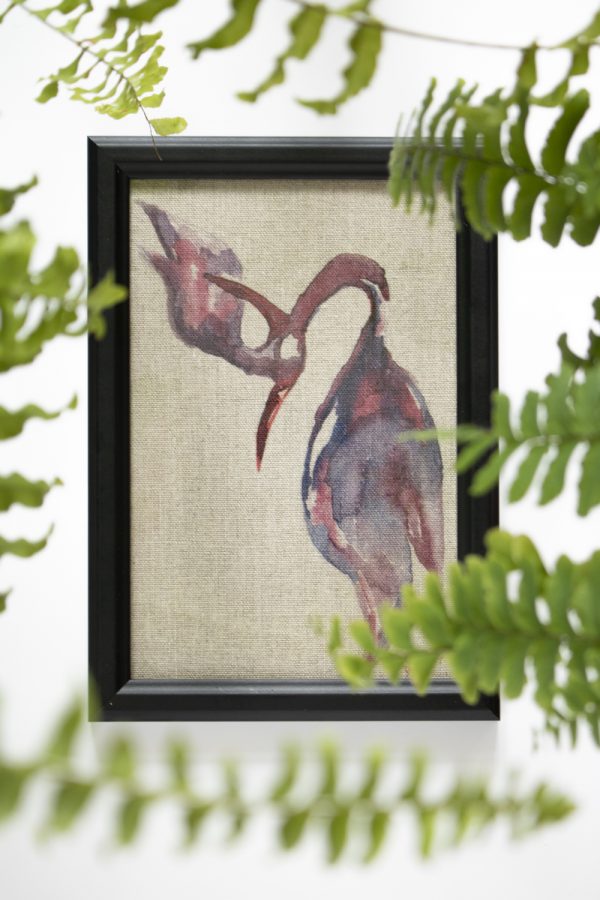 Dzikie Twory - akwarelowa grafika w ramce, na tkaninie lnianej - Fioletowy kłaniający się żuraw