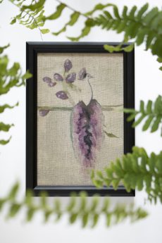 Dzikie Twory - akwarelowa grafika w ramce, na tkaninie lnianej - Fioletowy paw na gałęzi