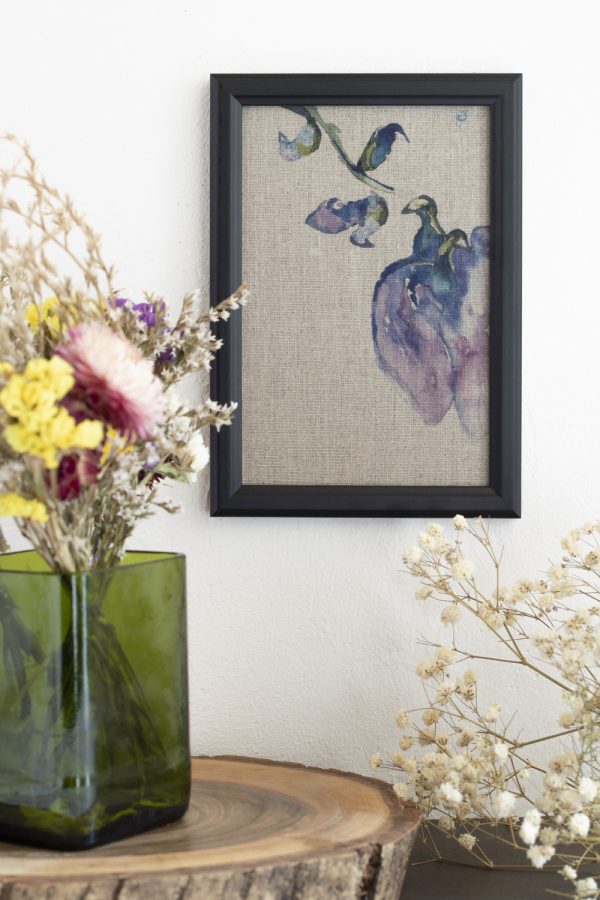 Dzikie Twory - akwarelowa grafika w ramce, na tkaninie lnianej - Fioletowy ptaszko-liść