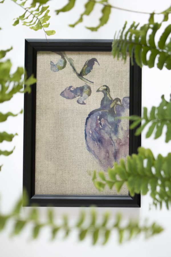 Dzikie Twory - akwarelowa grafika w ramce, na tkaninie lnianej - Fioletowy ptaszko-liść