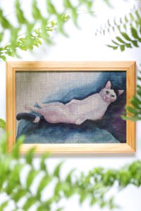 Dzikie Twory - akwarelowa grafika w ramce, na tkaninie lnianej - Leżący kot