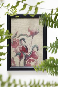 Dzikie Twory - akwarelowa grafika w ramce, na tkaninie lnianej - Stadko flamingów