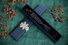 Dzikie Twory - długi wisiorek boho makrama w opakowaniu prezentowym na święta - czarny sznurek, czarne koraliki, złota baza