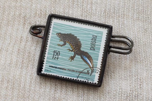 Dzikie Twory - broszka ze znaczka pocztowego z 1963 roku - traszka grzebieniasta