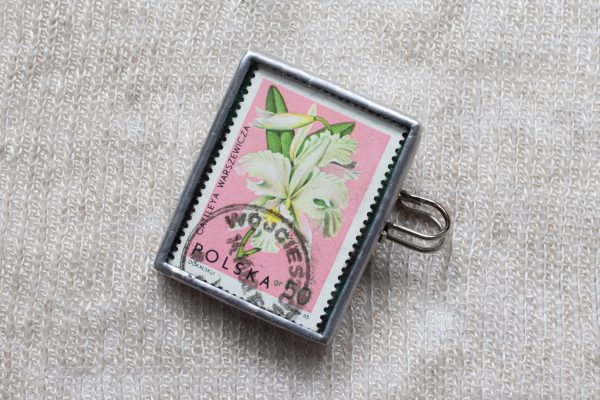 Dzikie Twory - broszka ze znaczka pocztowego z 1965 roku - storczyk cattleya warszewicza