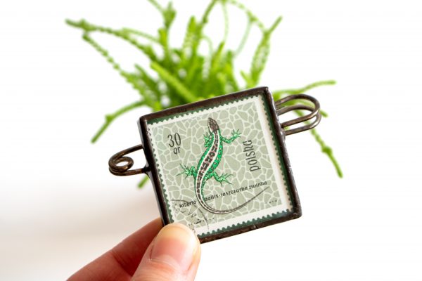 Dzikie Twory - broszka ze znaczkiem pocztowym z 1963 roku - jaszczurka zwinka