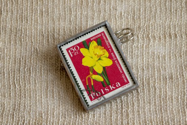Dzikie Twory - broszka ze znaczkiem pocztowym z 1964 roku - kwiat narcyz
