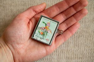 Dzikie Twory - broszka ze znaczkiem pocztowym z 1965 roku - storczyk, wielkość broszki (1)
