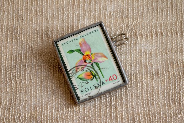 Dzikie Twory - broszka ze znaczkiem pocztowym z 1965 roku - storczyk, wielkość broszki