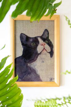 Dzikie Twory - akwarelowa grafika w ramce, na tkaninie lnianej - Czarno-biały kot