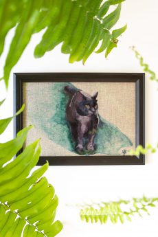 Dzikie Twory - akwarelowa grafika w ramce, na tkaninie lnianej - Czarny kot