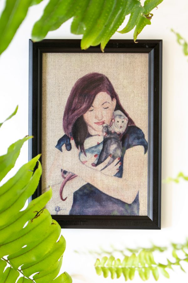 Dzikie Twory - akwarelowa grafika w ramce, na tkaninie lnianej - Kobieta ze szczurkami
