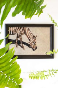Dzikie Twory - akwarelowa grafika w ramce, na tkaninie lnianej -Zebra