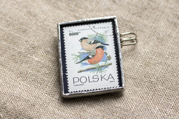 Dzikie Twory - broszka ze znaczkiem pocztowym z 1993 roku - ptaszek gil