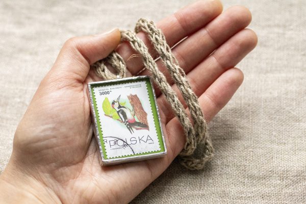 Dzikie Twory - naszyjnik ze znaczkiem pocztowym z 1993 roku - ptaszek dzięcioł białoszyi, wielkość wisiorka