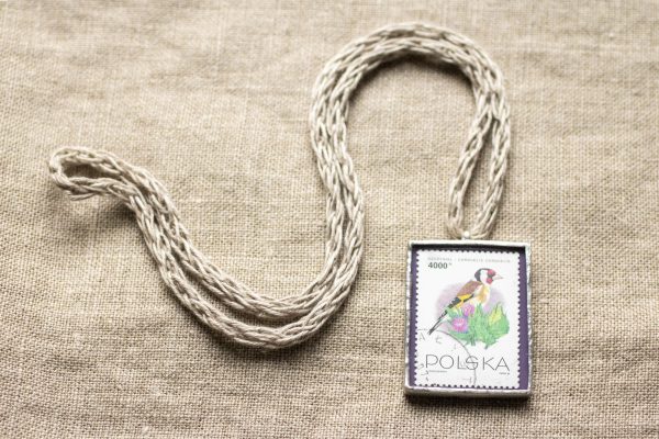 Dzikie Twory - naszyjnik ze znaczkiem pocztowym z 1993 roku - ptaszek szczygieł