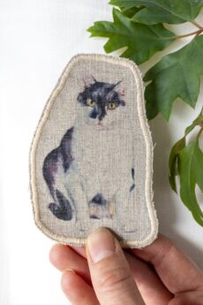Dzikie Twory - lniana naszywka na ubrania z akwarelowym nadrukiem - biało-czarny siedzący kot