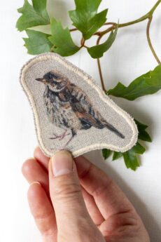 Dzikie Twory - lniana naszywka na ubrania z akwarelowym nadrukiem - brązowy ptaszek