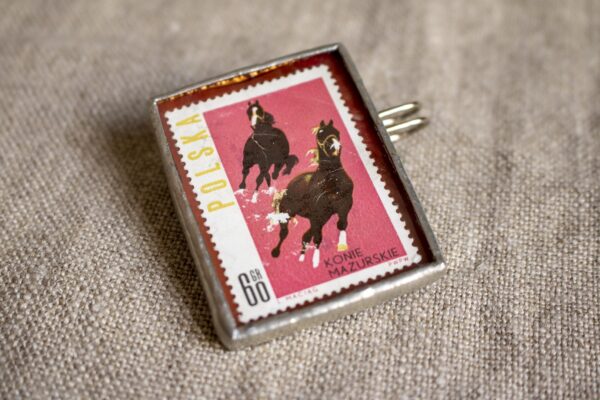 Dzikie Twory - broszka ze znaczkiem pocztowym z 1963 roku - konie mazurskie, przód broszki