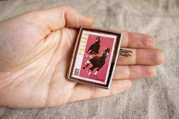 Dzikie Twory - broszka ze znaczkiem pocztowym z 1963 roku - konie mazurskie, wielkość broszki