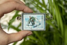 Dzikie Twory - broszka ze znaczkiem pocztowym z 1968 roku - Igrzyska Olimpijskie w Grenoble zjazd narciarski