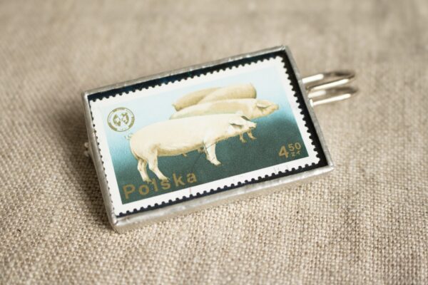 Dzikie Twory - broszka ze znaczkiem pocztowym z 1975 roku - świnki, przód broszki