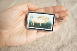 Dzikie Twory - broszka ze znaczkiem pocztowym z 1975 roku - świnki, wielkośc broszki