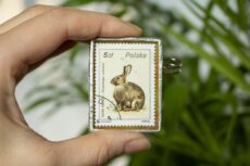 Dzikie Twory - broszka ze znaczkiem pocztowym z 1986 roku - dziki królik
