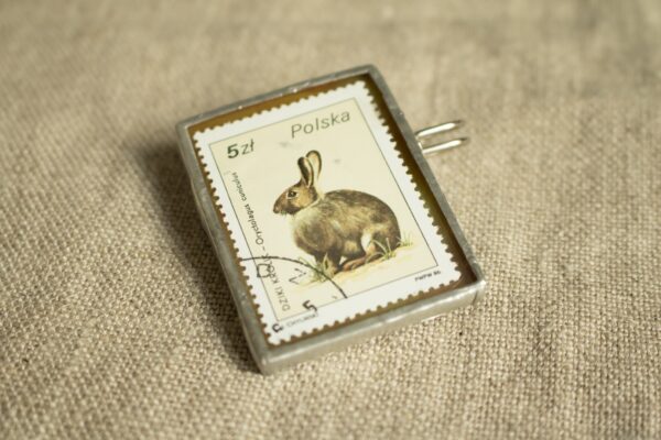Dzikie Twory - broszka ze znaczkiem pocztowym z 1986 roku - dziki królik, przód broszki