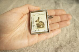 Dzikie Twory - broszka ze znaczkiem pocztowym z 1986 roku - dziki królik, wielkość broszki