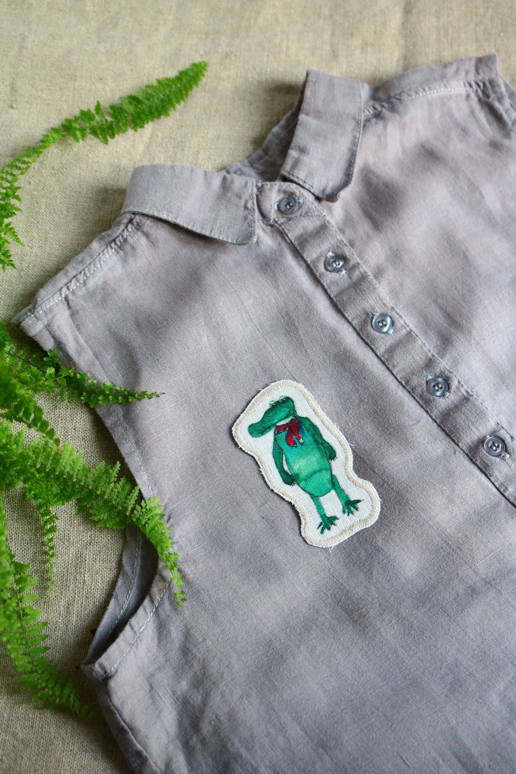 Dzikie Twory - lniana naszywka na ubrania z akwarelowym nadrukiem - aligator w apaszce