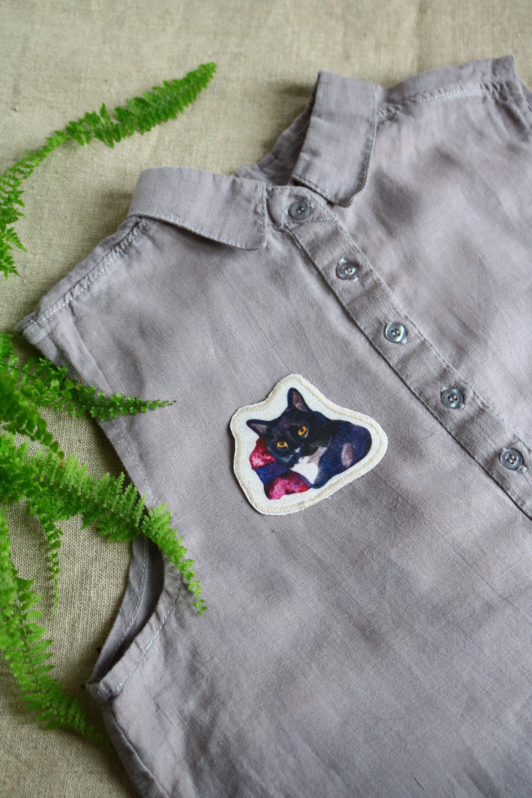 Dzikie Twory - lniana naszywka na ubrania z akwarelowym nadrukiem - czarny kot z białym krawatem