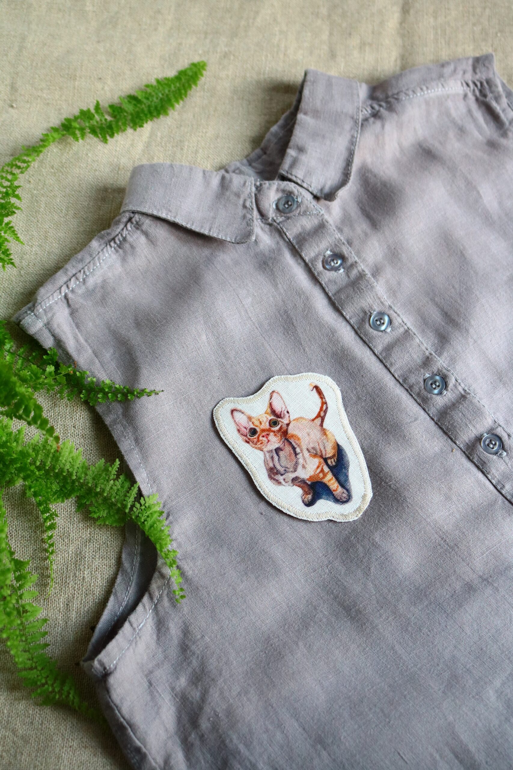 Dzikie Twory - lniana naszywka na ubrania z akwarelowym nadrukiem - kot Devon rex