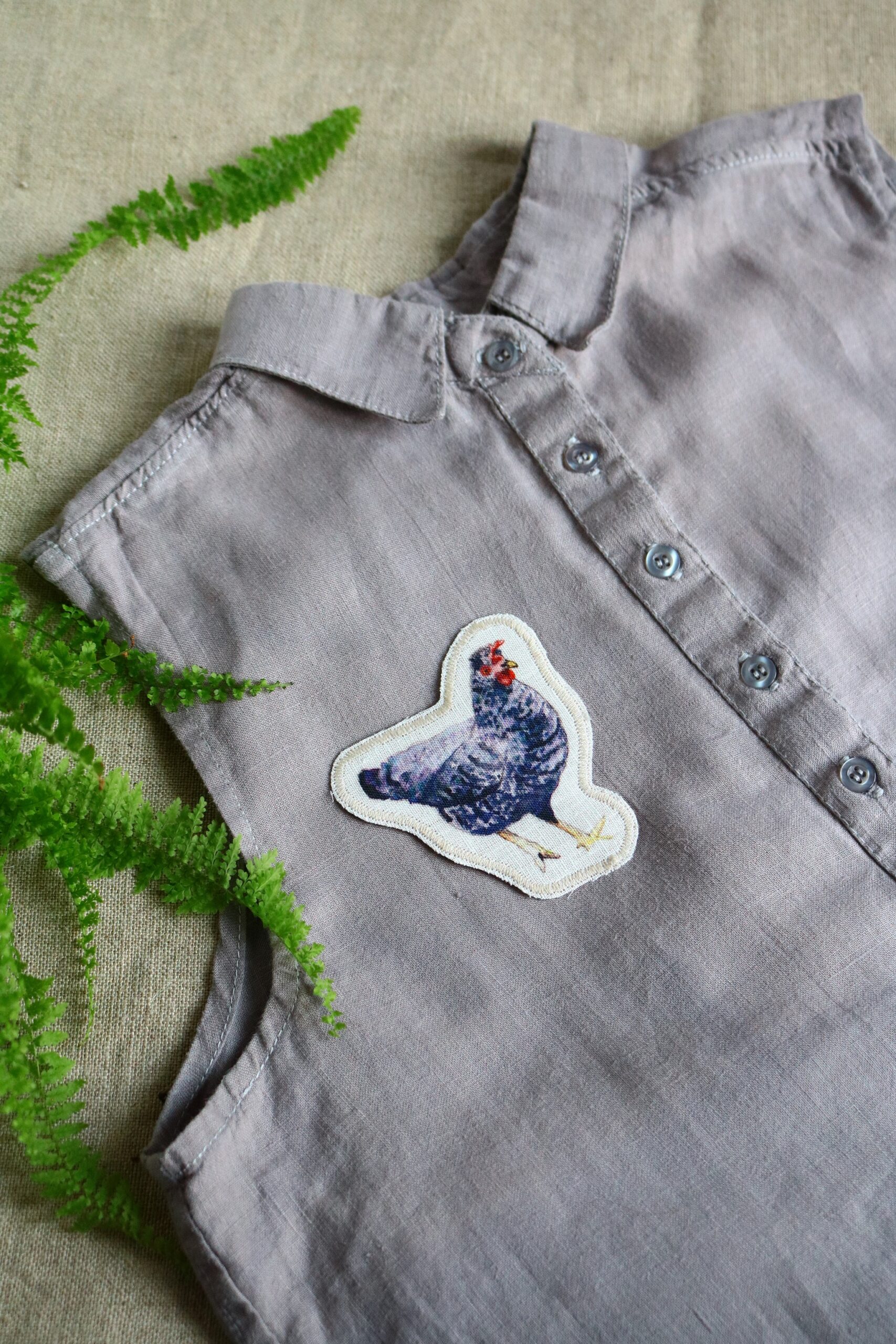 Dzikie Twory - lniana naszywka na ubrania z akwarelowym nadrukiem - kura deseniowa