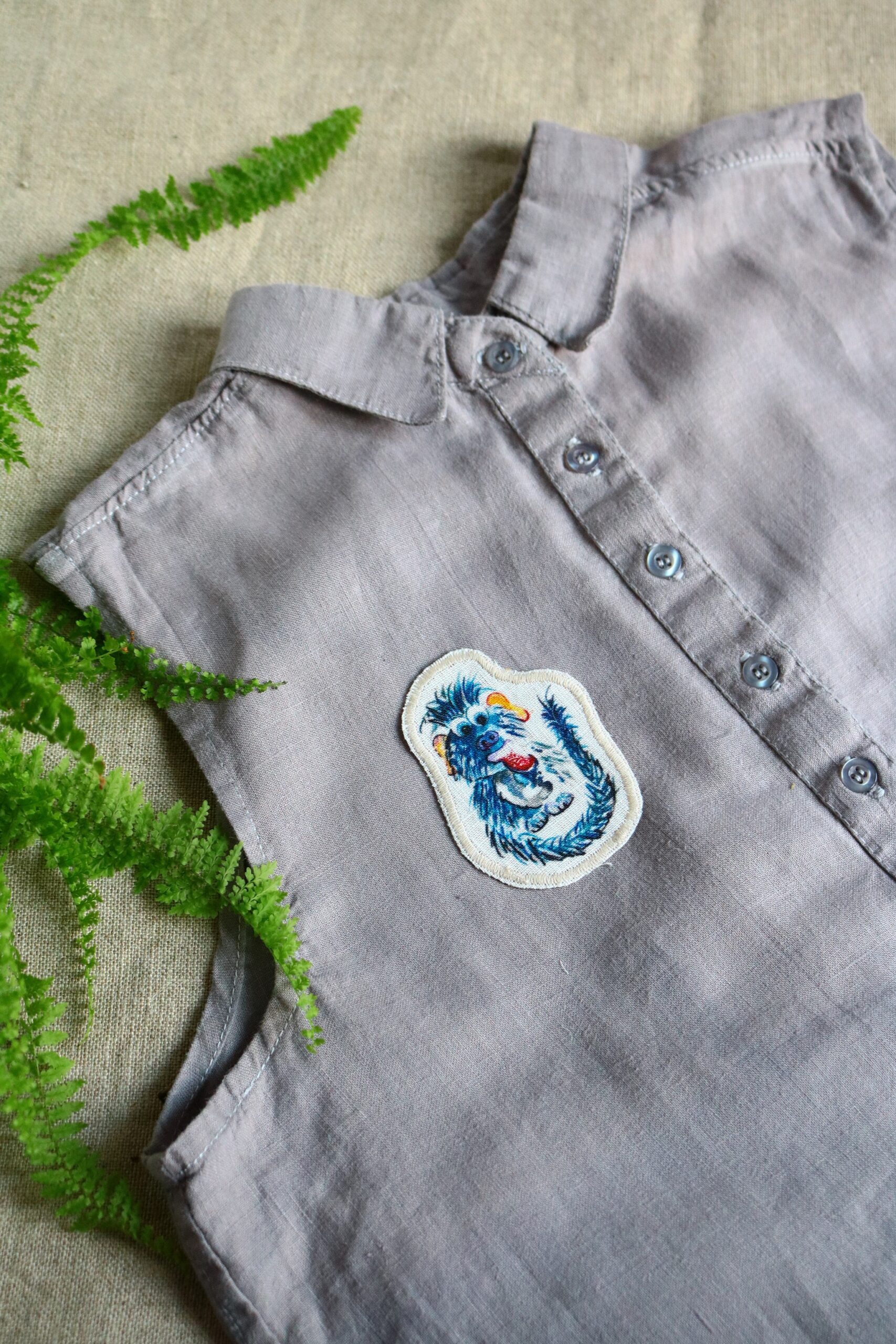 Dzikie Twory - lniana naszywka na ubrania z akwarelowym nadrukiem - niebieski stworek