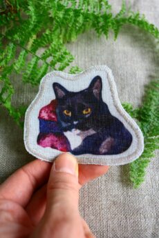 Dzikie Twory - lniana naszywka z akwarelowym nadrukiem - czarny kot z białym krawatem