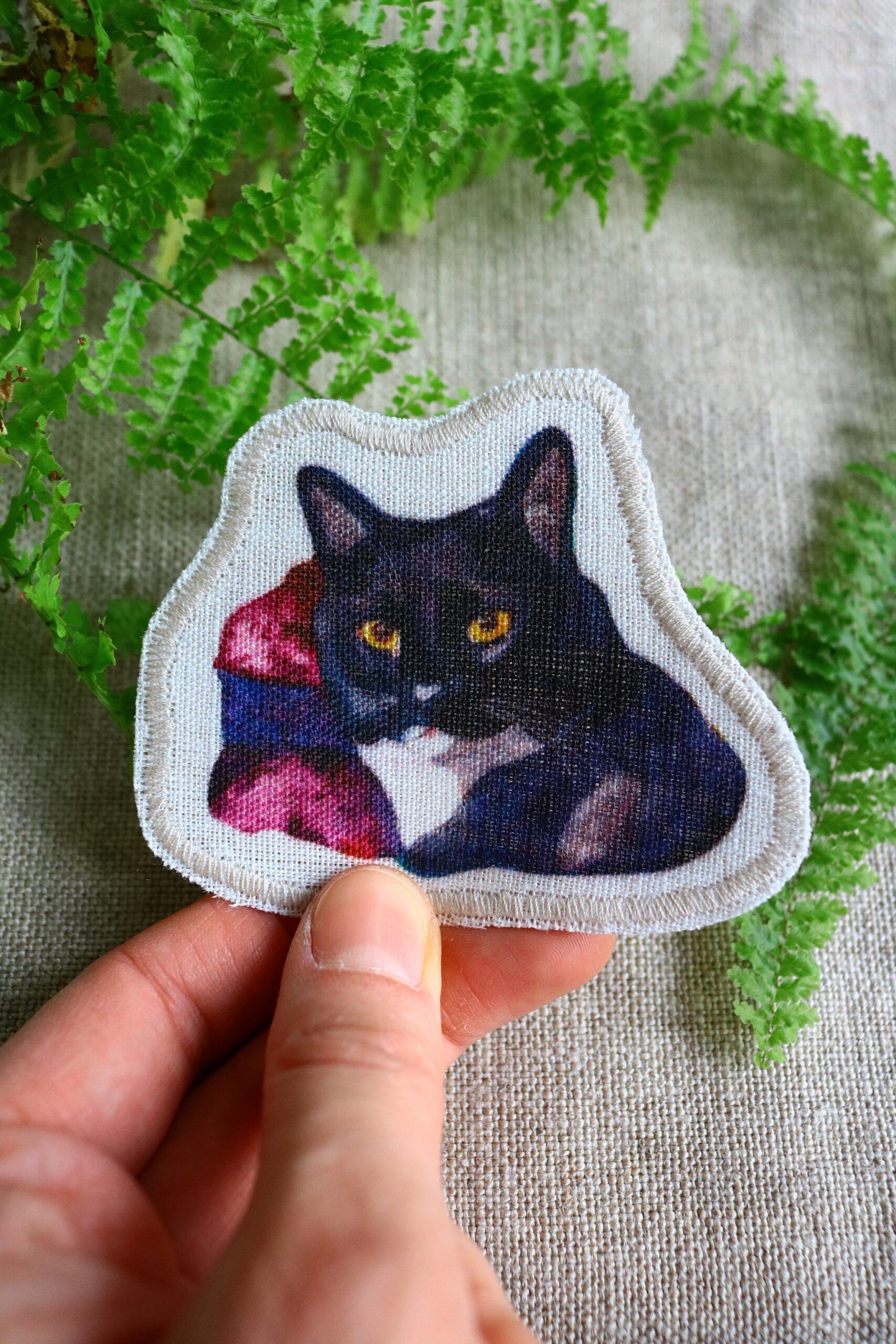 Dzikie Twory - lniana naszywka z akwarelowym nadrukiem - czarny kot z białym krawatem