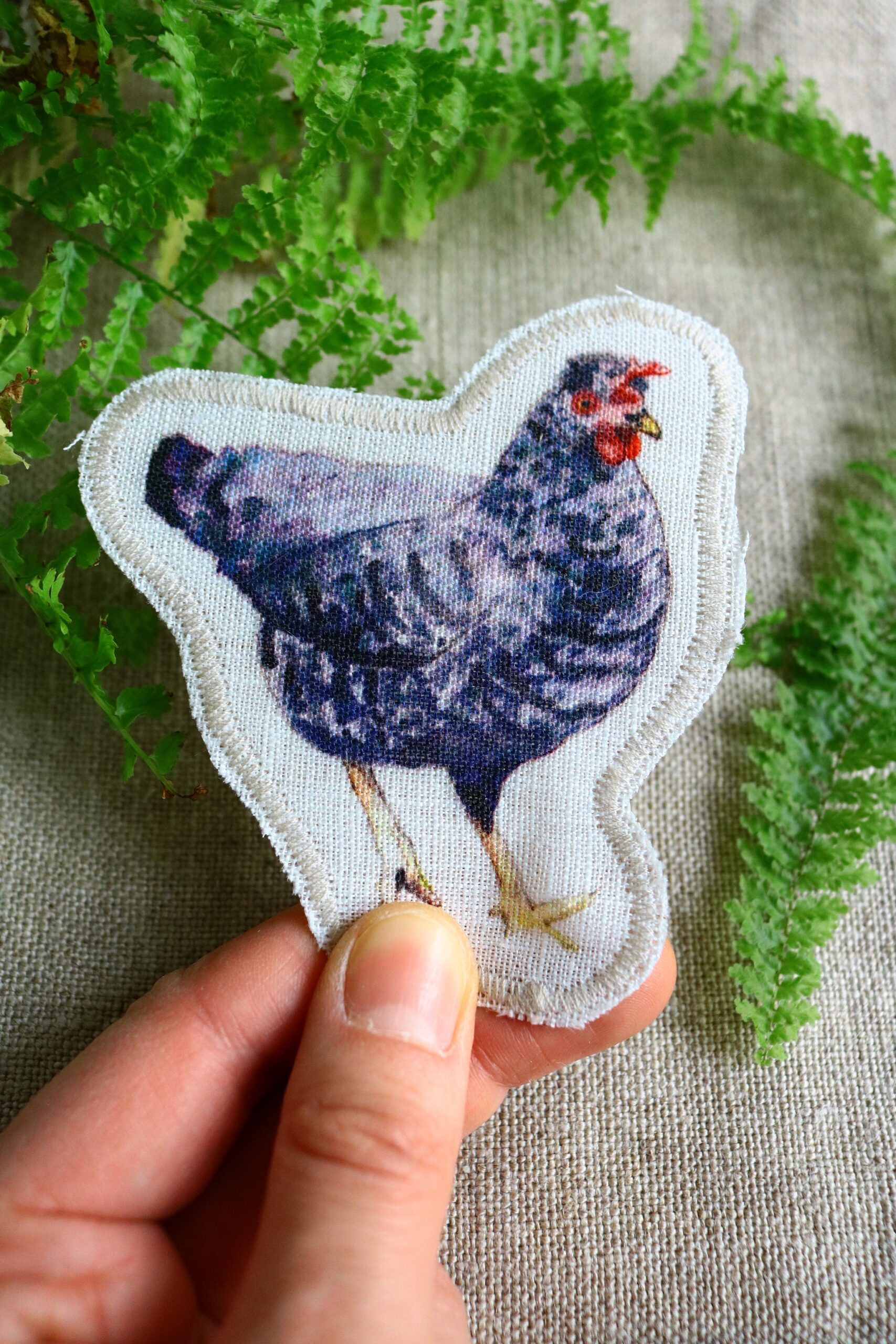 Dzikie Twory - lniana naszywka z akwarelowym nadrukiem - kura deseniowa