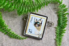 Dzikie Twory - broszka ze znaczkiem pocztowym z 1964 roku - kot syjamski