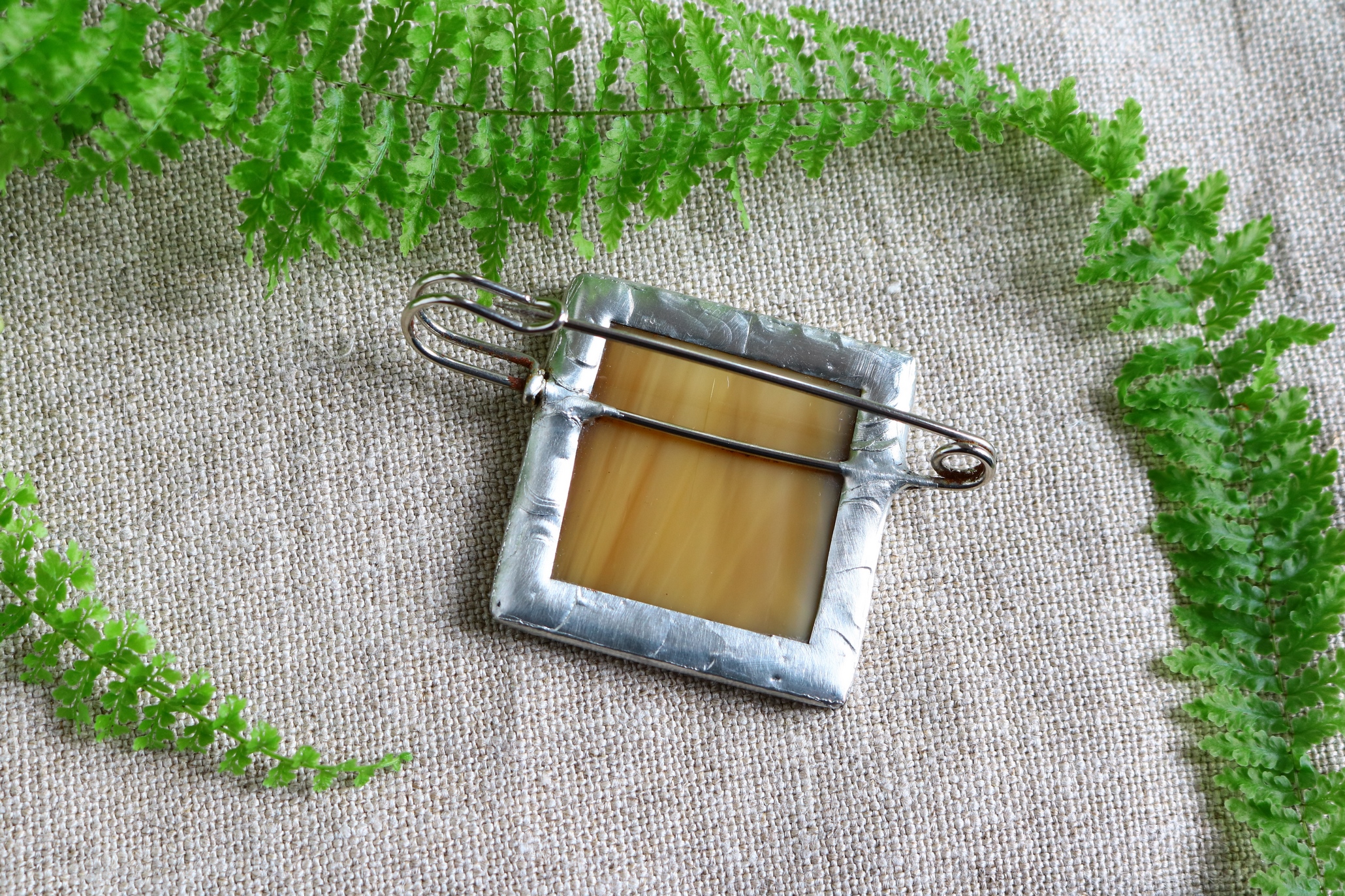 Dzikie Twory - broszka ze znaczkiem pocztowym z 1965 roku - ryś, tył broszki