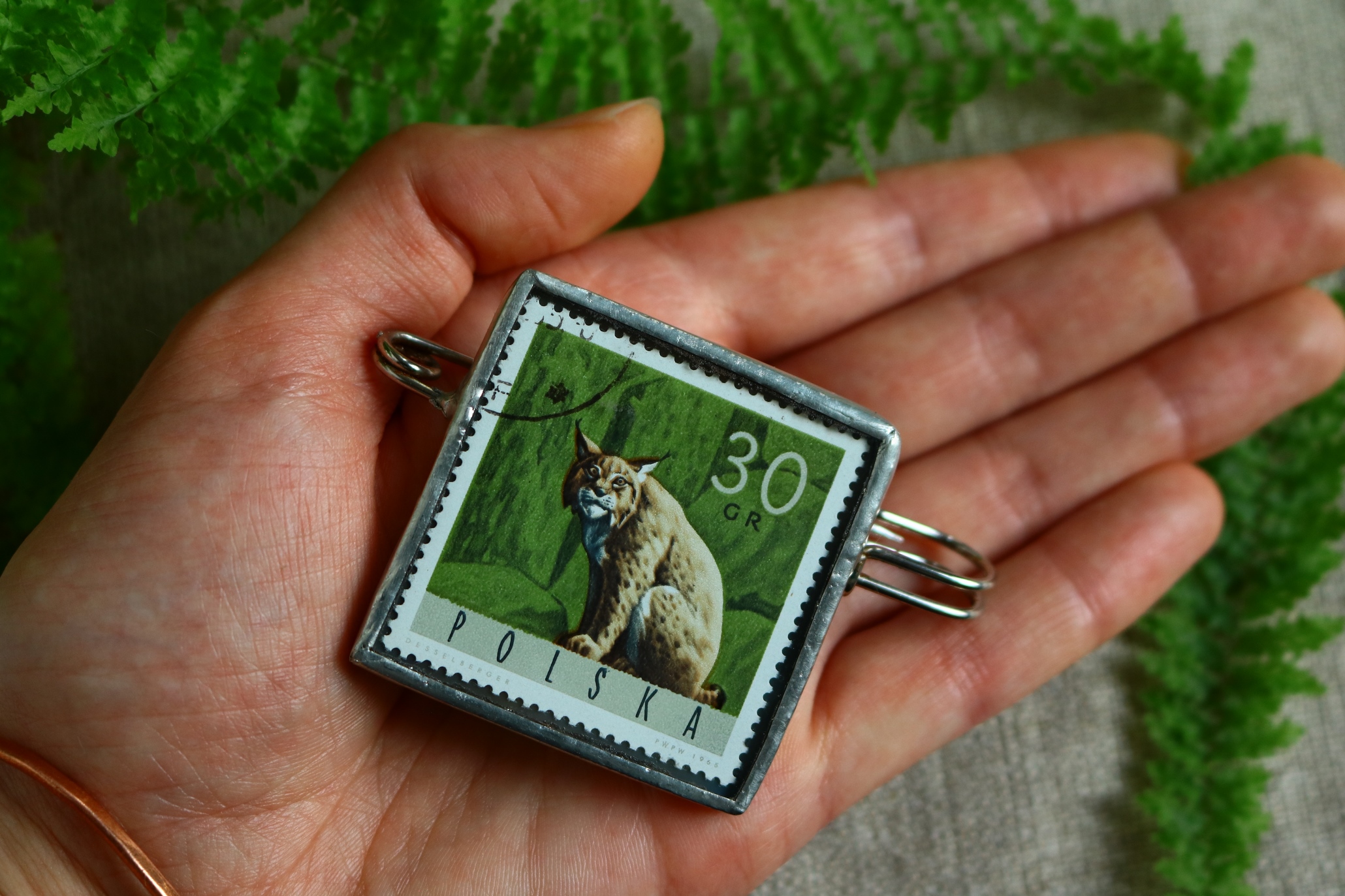 Dzikie Twory - broszka ze znaczkiem pocztowym z 1965 roku - ryś, wielkość broszki na dłoni