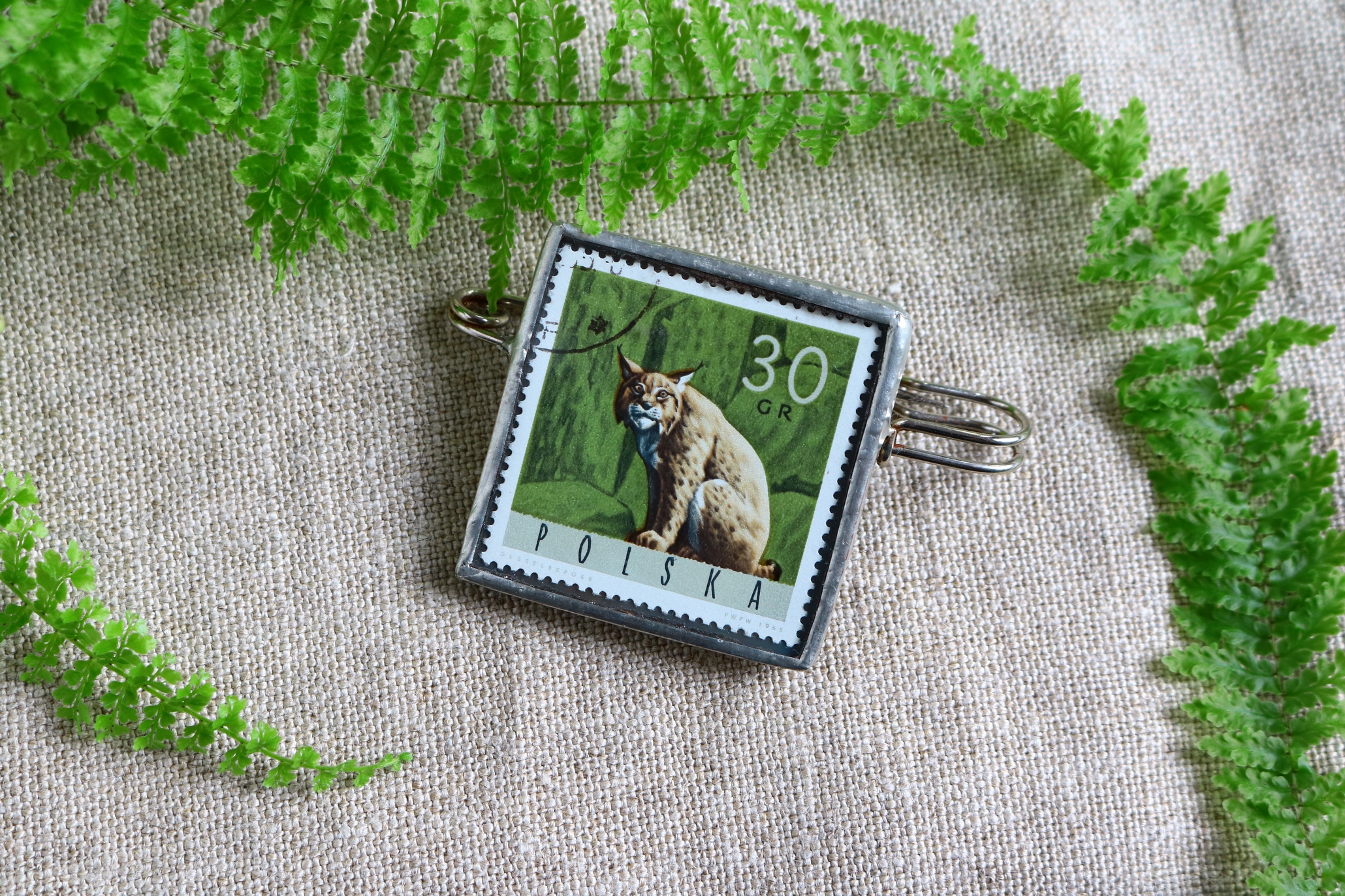 Dzikie Twory - broszka ze znaczkiem pocztowym z 1965 roku - ryś
