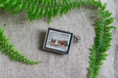 Dzikie Twory - broszka ze znaczkiem pocztowym z 1966 roku - most w Warszawie