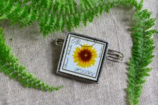 Dzikie Twory - broszka ze znaczkiem pocztowym z 1966 roku - słonecznik