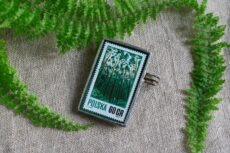 Dzikie Twory - broszka ze znaczkiem pocztowym z 1971 roku - las