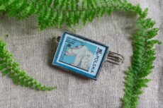 Dzikie Twory - broszka ze znaczkiem pocztowym z 1978 roku - niedźwiedzie polarne