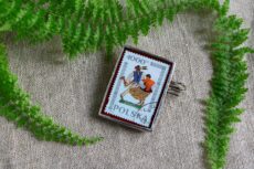 Dzikie Twory - broszka ze znaczkiem pocztowym z 1994 roku - taniec góralski