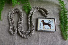 Dzikie Twory - naszyjnik ze znaczkiem pocztowym z 1963 roku - pies ogar polski