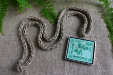 Dzikie Twory - naszyjnik ze znaczkiem pocztowym z 1964 roku z Mongolii - agrest